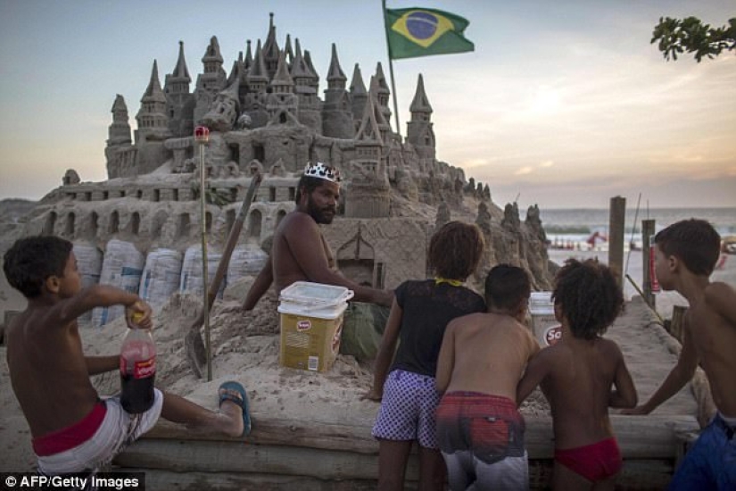 King of the beach: the Brazilian has been living in a sand castle for 22 years