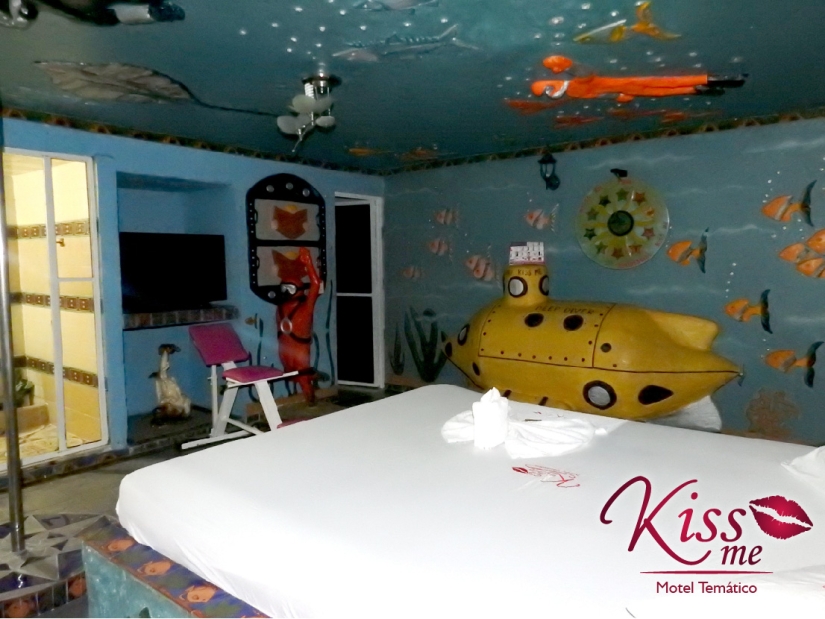 Kiss Me: A Colombian motel for an hour where you can play any role-playing game