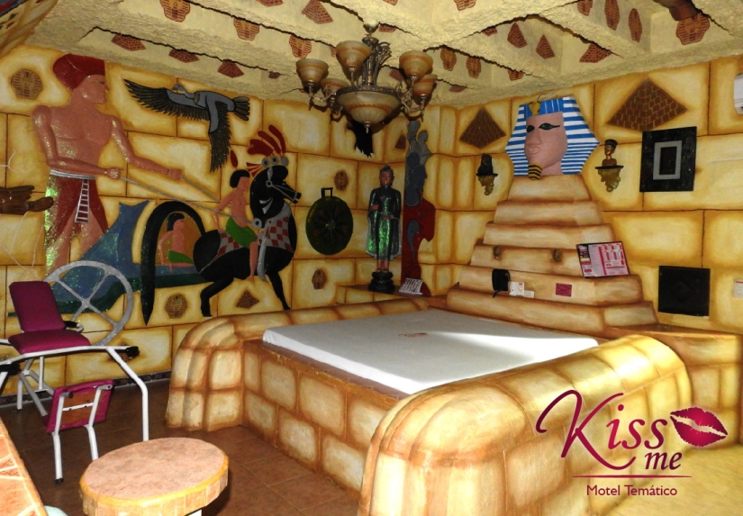 Kiss Me: A Colombian motel for an hour where you can play any role-playing game