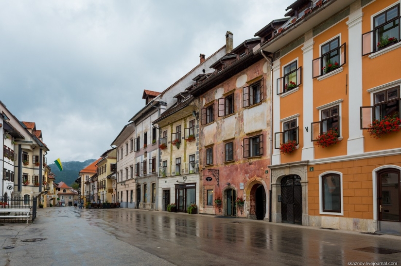 Škofja Loka (Škofja Loka) es la ciudad medieval conservada más hermosa de Eslovenia