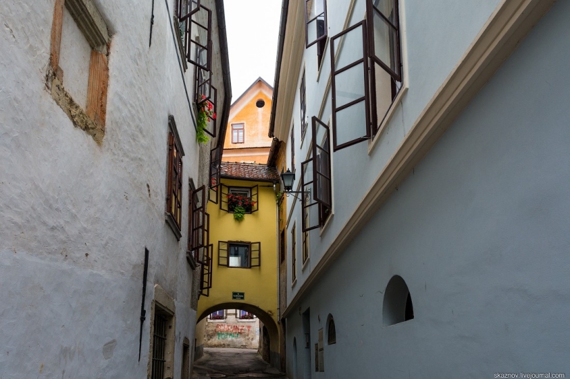 Škofja Loka (Škofja Loka) is the most beautiful preserved medieval town in Slovenia