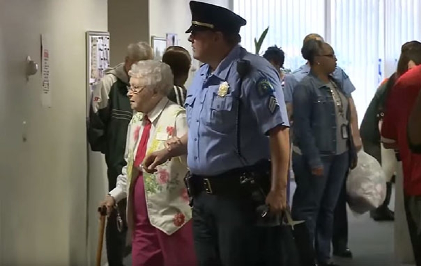 la abuela de 102 años fue arrestada para que tachara el artículo "Para ser arrestada" de la lista de deseos