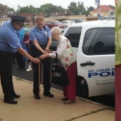 la abuela de 102 años fue arrestada para que tachara el artículo "Para ser arrestada" de la lista de deseos