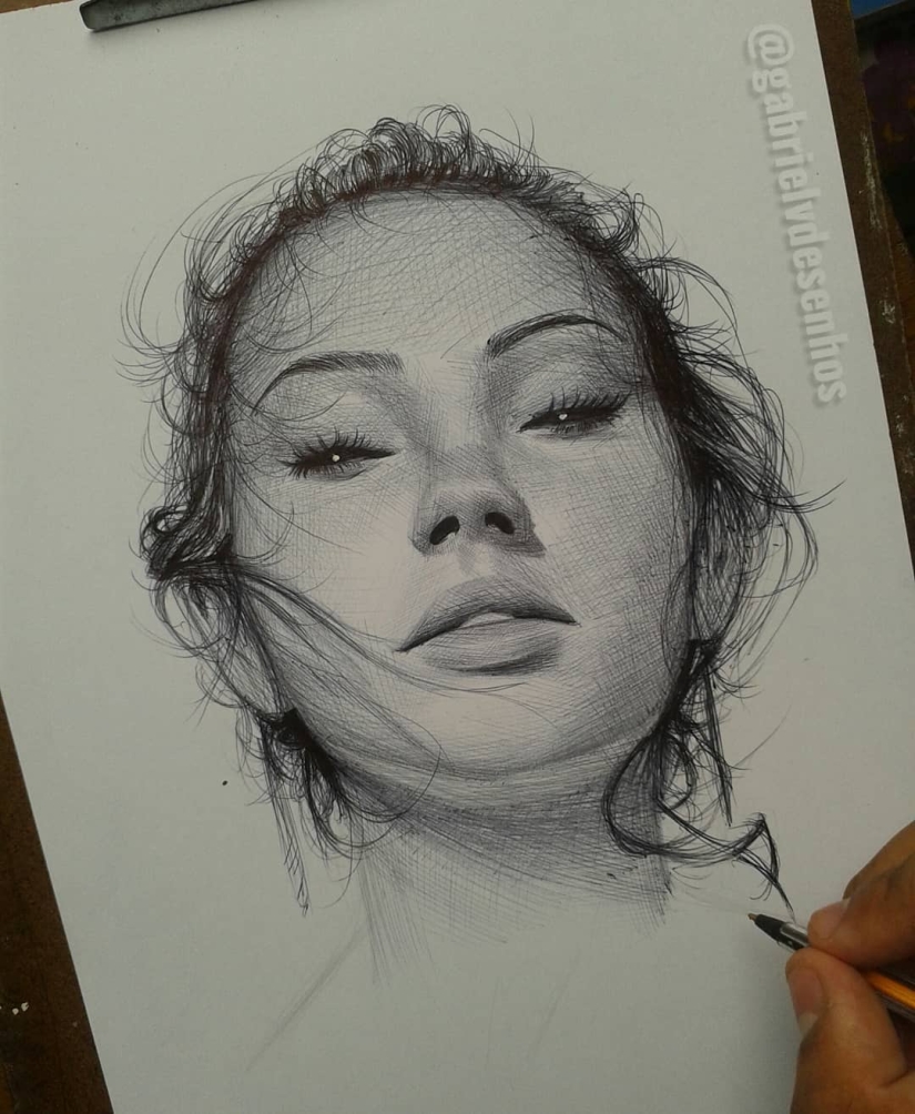 La artista brasileña crea increíblemente realista y emocional de los retratos en lápiz