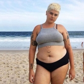 La brasileña convierte a las chicas con curvas en dibujos animados sexys, llamando a todos a un cuerpo positivo