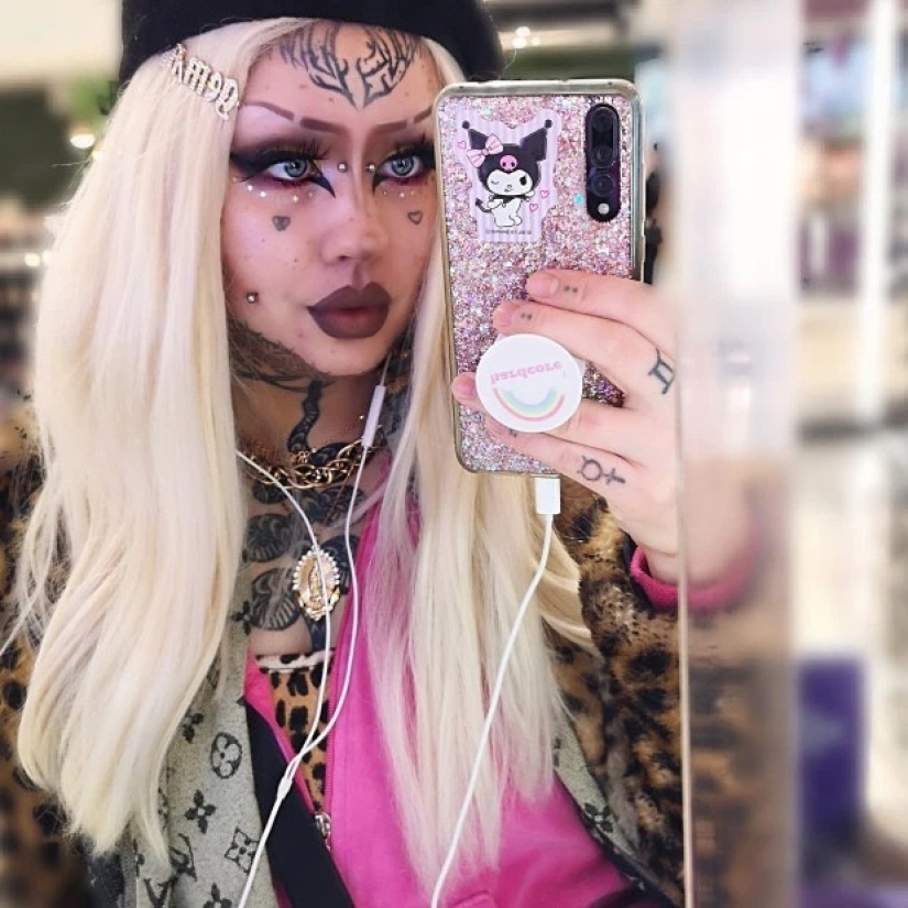 La chica emo más inusual se transformó radicalmente con tatuajes y piercings