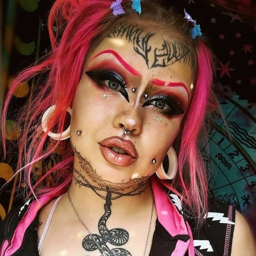 La chica emo más inusual se transformó radicalmente con tatuajes y piercings