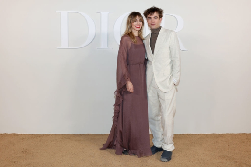 La estrella de 'Crepúsculo' Robert Pattinson hace su primera aparición en la alfombra roja con su novia