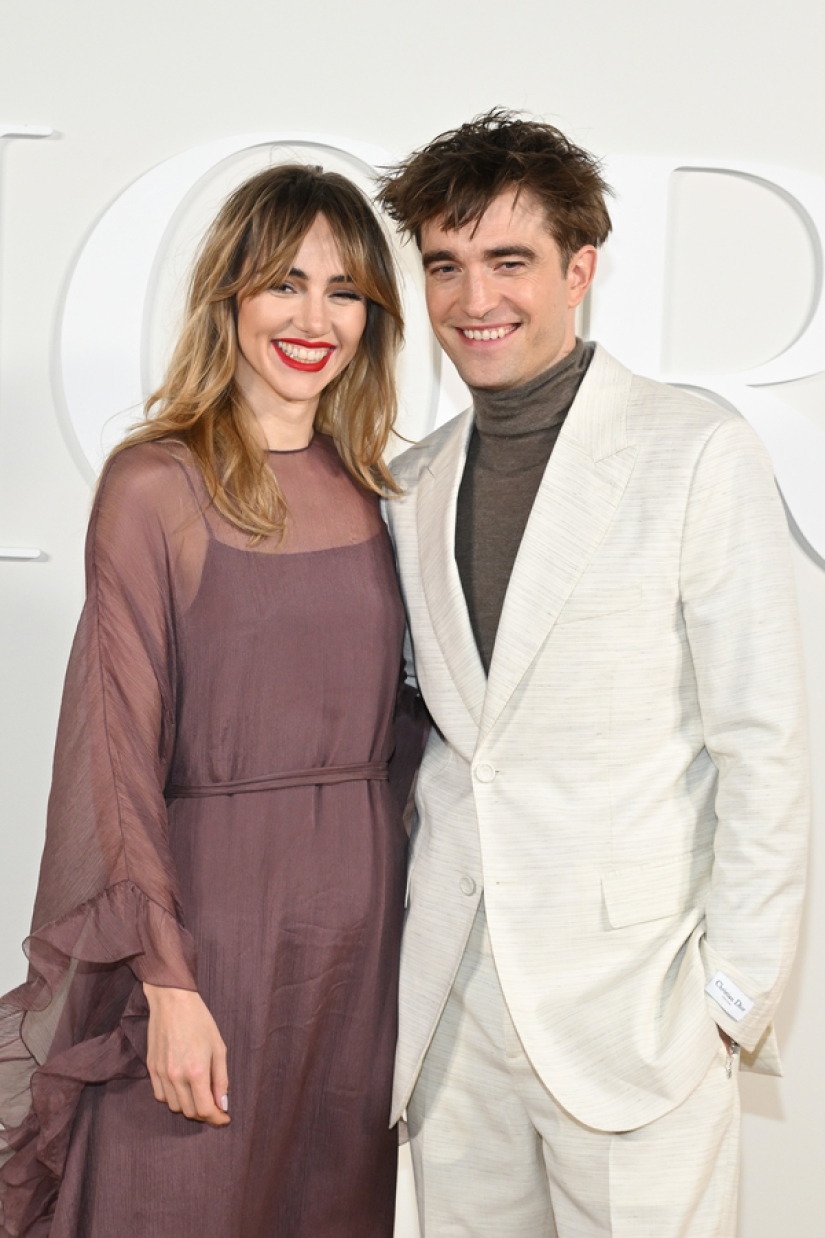La estrella de 'Crepúsculo' Robert Pattinson hace su primera aparición en la alfombra roja con su novia