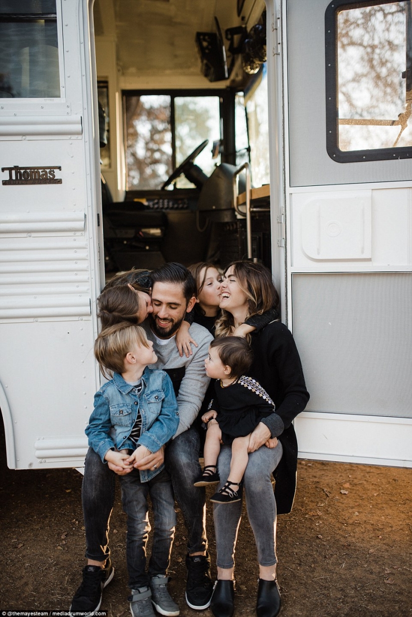 "La familia solo se ha fortalecido": los padres con muchos hijos han convertido un viejo autobús escolar en una elegante casa móvil