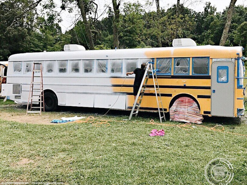 "La familia solo se ha fortalecido": los padres con muchos hijos han convertido un viejo autobús escolar en una elegante casa móvil