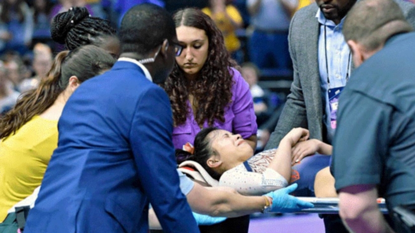 La gimnasta se rompió las dos piernas y admitió que ahora está "muy feliz"