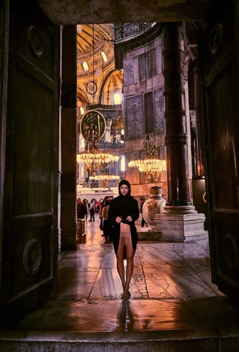 La infame modelo de Playboy se enfrenta a la cárcel por una foto desnuda en una mezquita turca