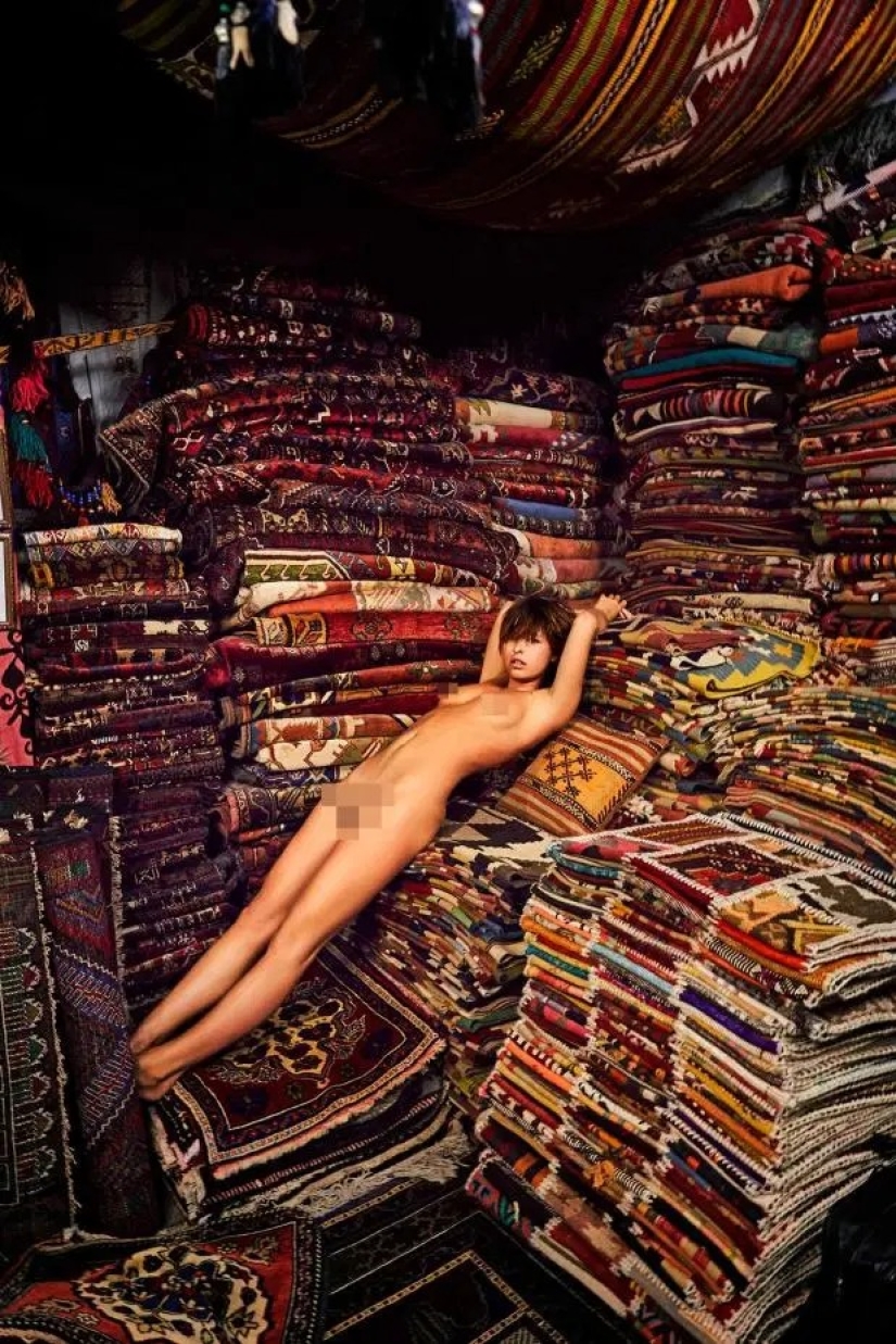 La infame modelo de Playboy se enfrenta a la cárcel por una foto desnuda en una mezquita turca