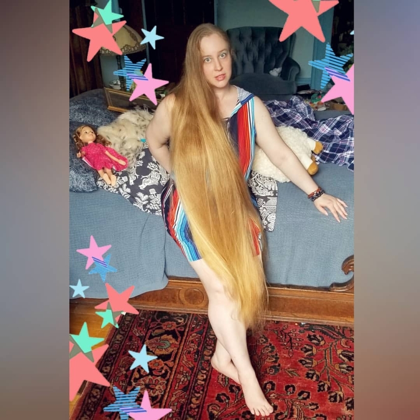 La longitud importa: los fetichistas ofrecen dinero a una mujer estadounidense para que les muestre su cabello