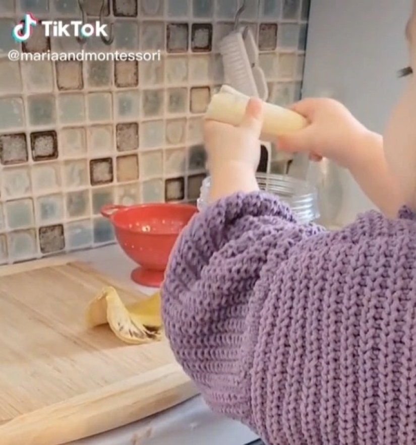 La madre permite que la hija de 1,5 años cocine alimentos y los coloca en un Tick-Tok