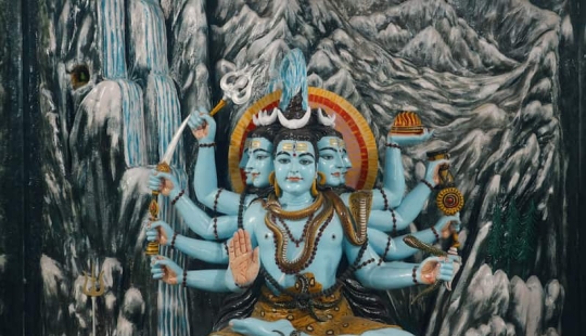 La maldición del dios Shiva: una niña con cuatro piernas y tres brazos nació en la India