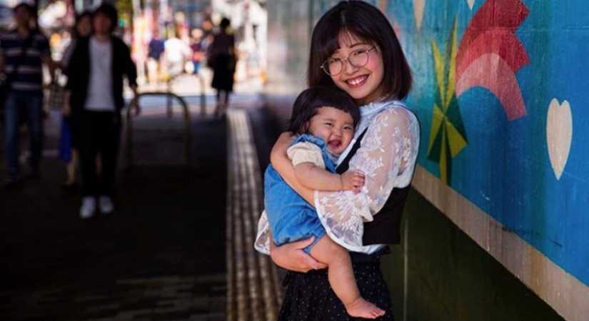 La maternidad borra las diferencias culturales: conmovedores retratos de madres de todo el mundo por Michaela Visones