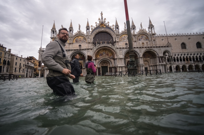 La mayor inundación en Venecia en los últimos 50 años: los rusos donaron un millón de euros para restaurar la ciudad en el agua