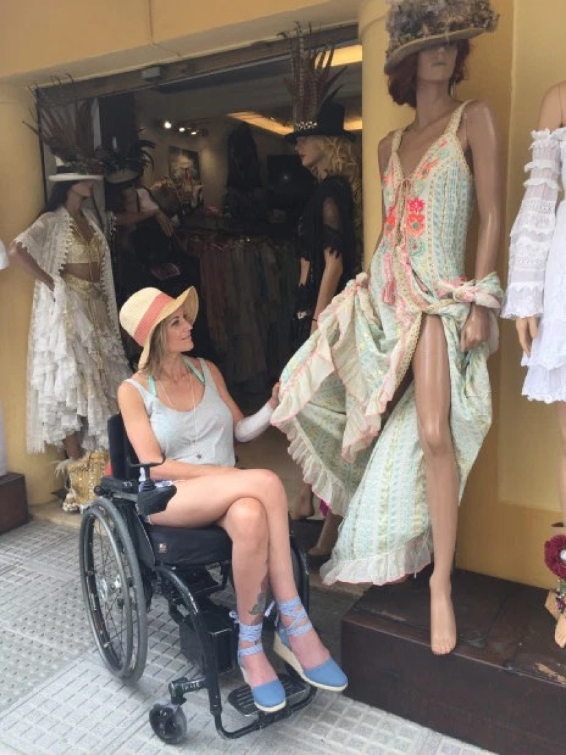 La mujer británica se muda en silla de ruedas, pero continúa viviendo una vida íntima brillante después del accidente