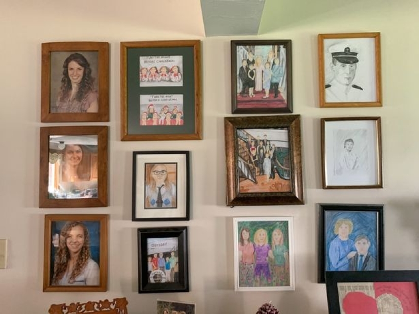 La mujer reemplazó los retratos familiares con dibujos divertidos, y sus padres no notaron la diferencia durante una semana y media