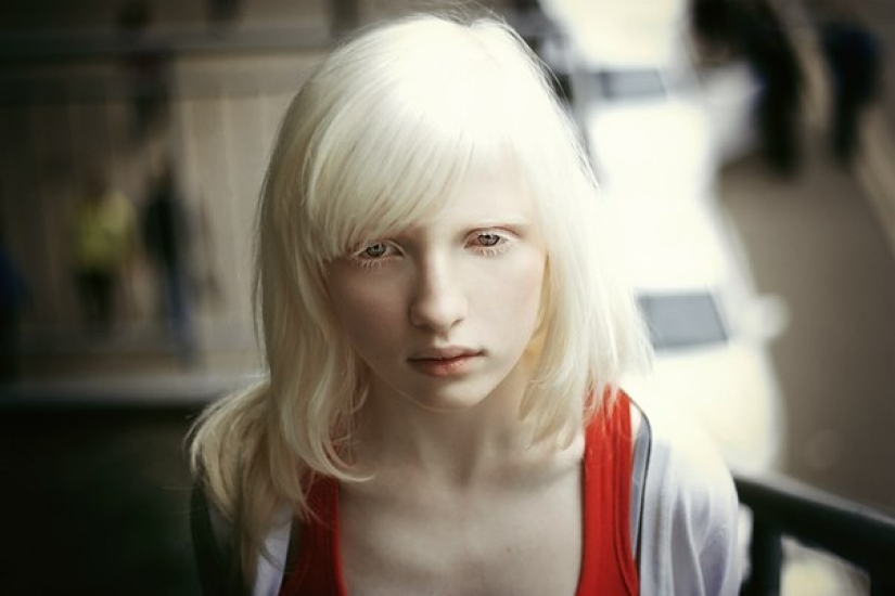 La niña albina, que era una marginada en la escuela de Moscú, conquistó el mundo de la moda