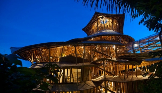 La niña dejó su trabajo, se fue a Bali y construyó una increíble casa de bambú allí