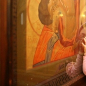 La niña mostró claramente el peligro bacteriano de los iconos de la iglesia