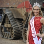 La Reina de los camiones: por qué la ex "Miss Inglaterra" se convertirá en camionera