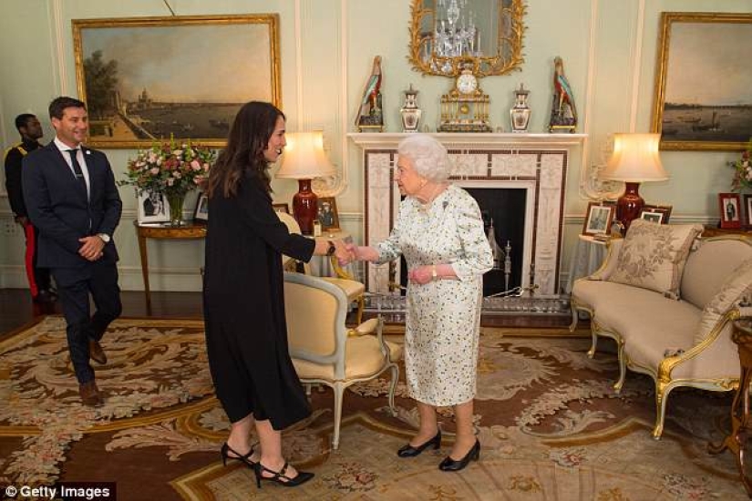 La reina Isabel retiró la foto de Meghan Markle del lugar de honor, donde estuvo de pie durante solo una semana