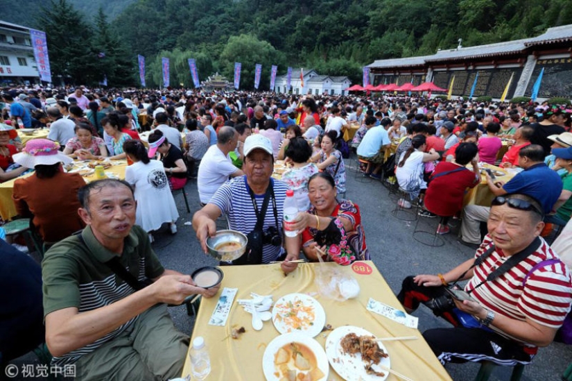Las maravillas de la comida rápida china: cómo alimentar a 20 mil personas en un par de horas