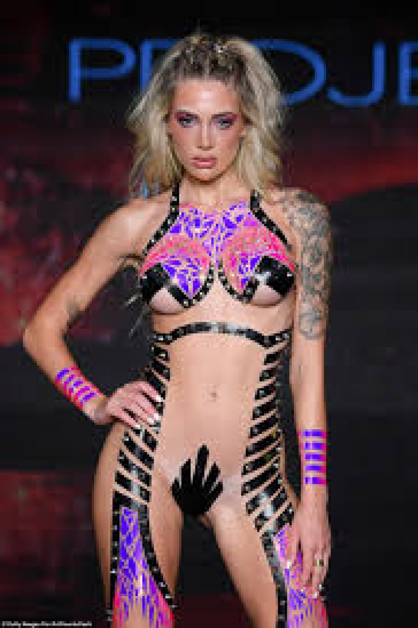 Las modelos de la pasarela de Miami Swim Week posan en un bikini de cinta