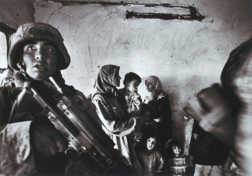 Las mujeres son fotógrafas de guerra.
