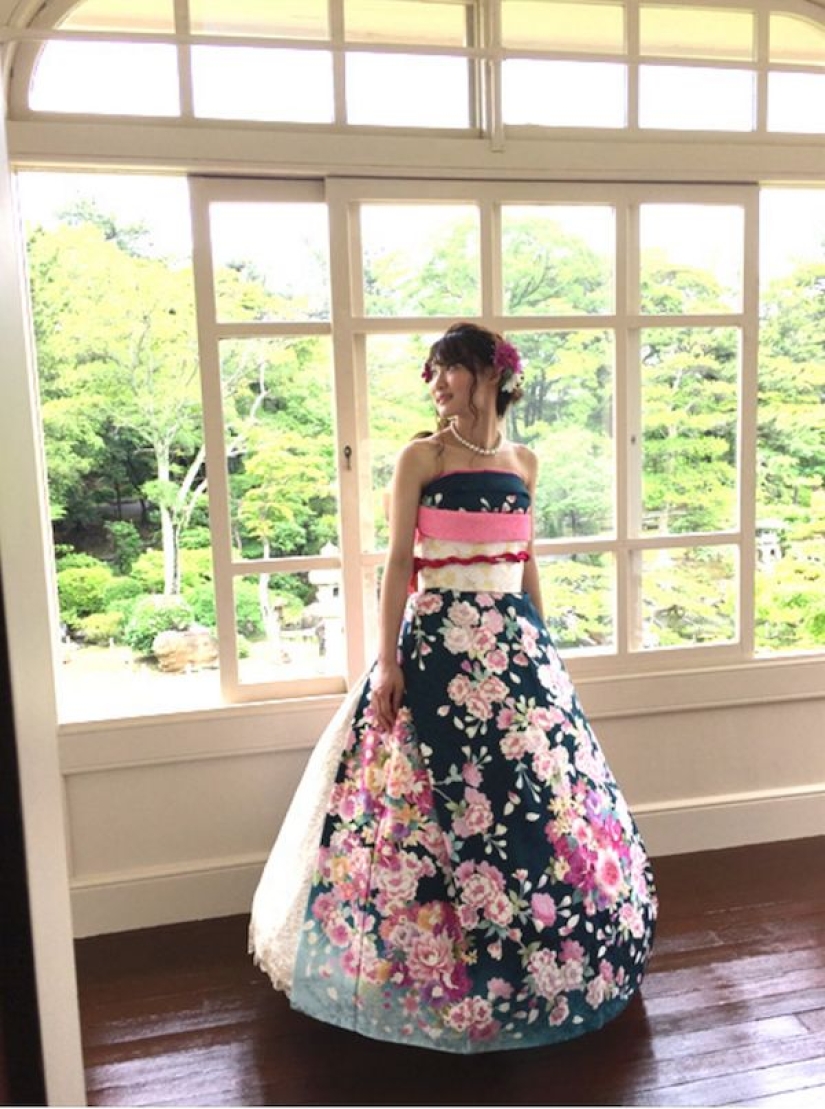 Las novias japonesas transforman sus kimonos tradicionales en impresionantes vestidos de novia