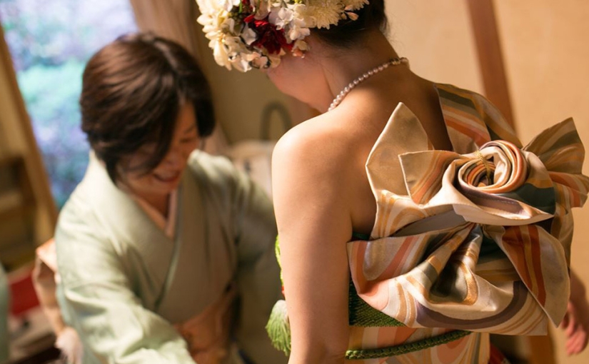 Las novias japonesas transforman sus kimonos tradicionales en impresionantes vestidos de novia
