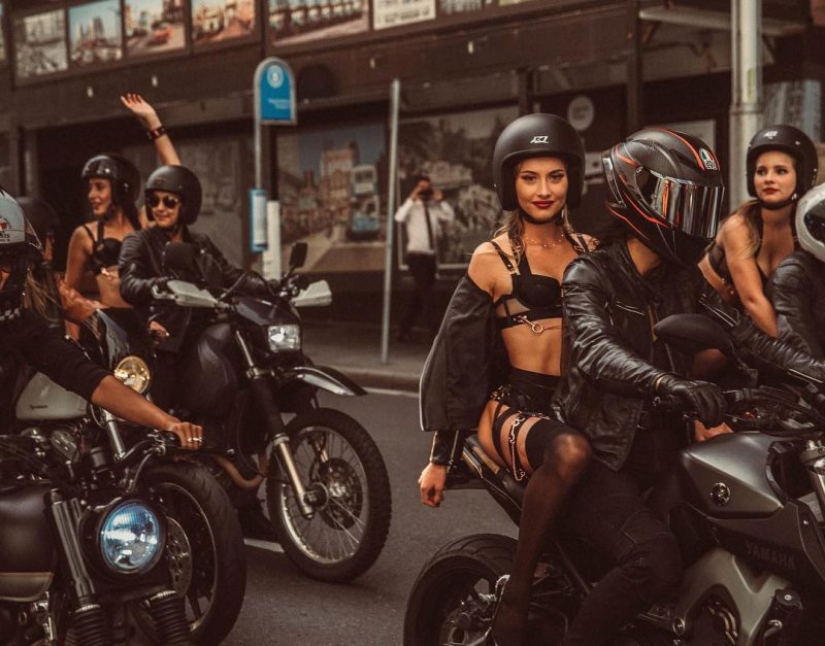Libertad de estereotipos: bellezas desnudas calientes montaron alrededor de Sydney en bicicletas