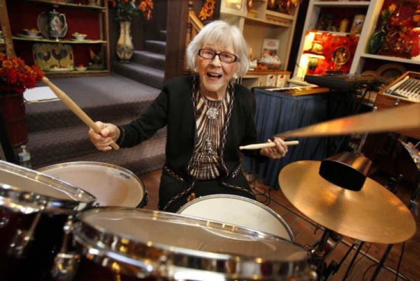 Life in an incendiary rhythm: the first female drummer turned 106 years old