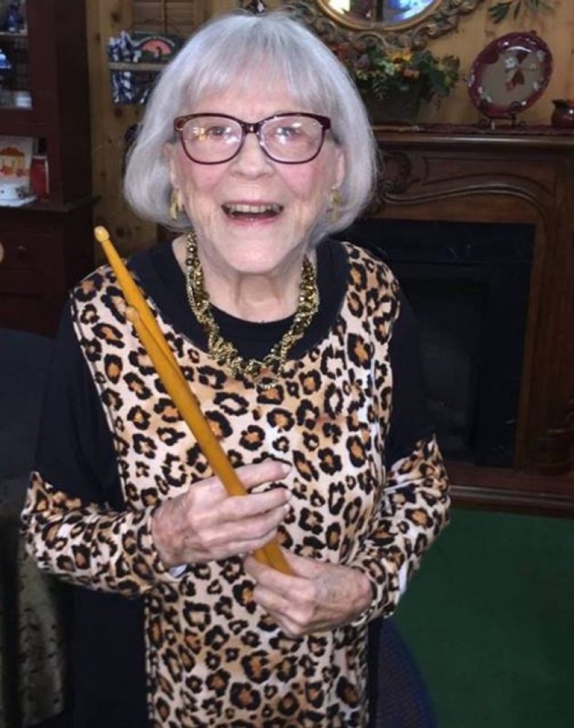 Life in an incendiary rhythm: the first female drummer turned 106 years old