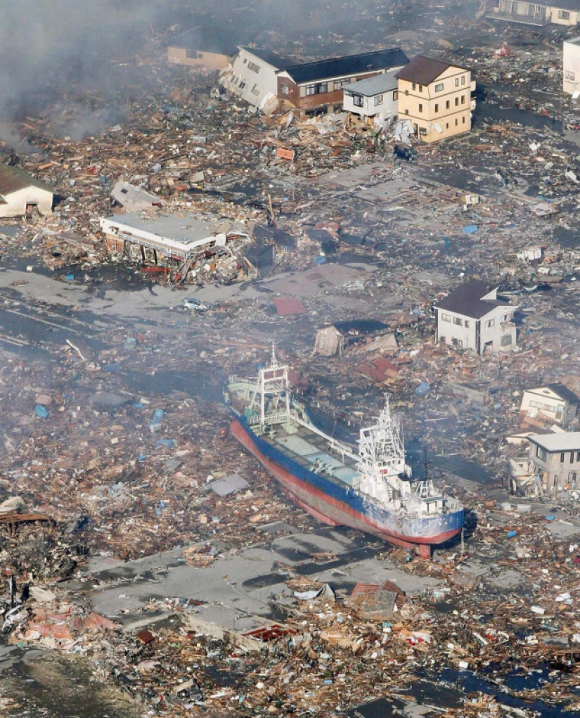 Life is like in prison: the coast of Japan, affected by the 2011 tsunami, was surrounded by a 12-meter wall