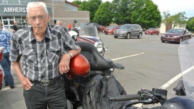 Life on the road: a century-old biker "Bun" travels the roads of Canada