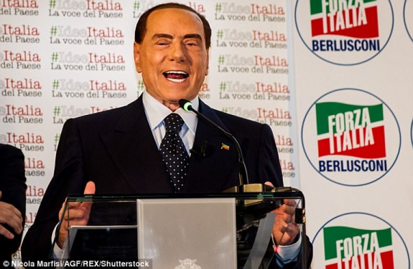 Lo ponen más bellamente en el ataúd: Silvio Berlusconi se ha convertido en una figura de cera