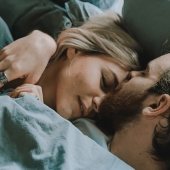 Lo que tu posición para dormir dice sobre tu relación