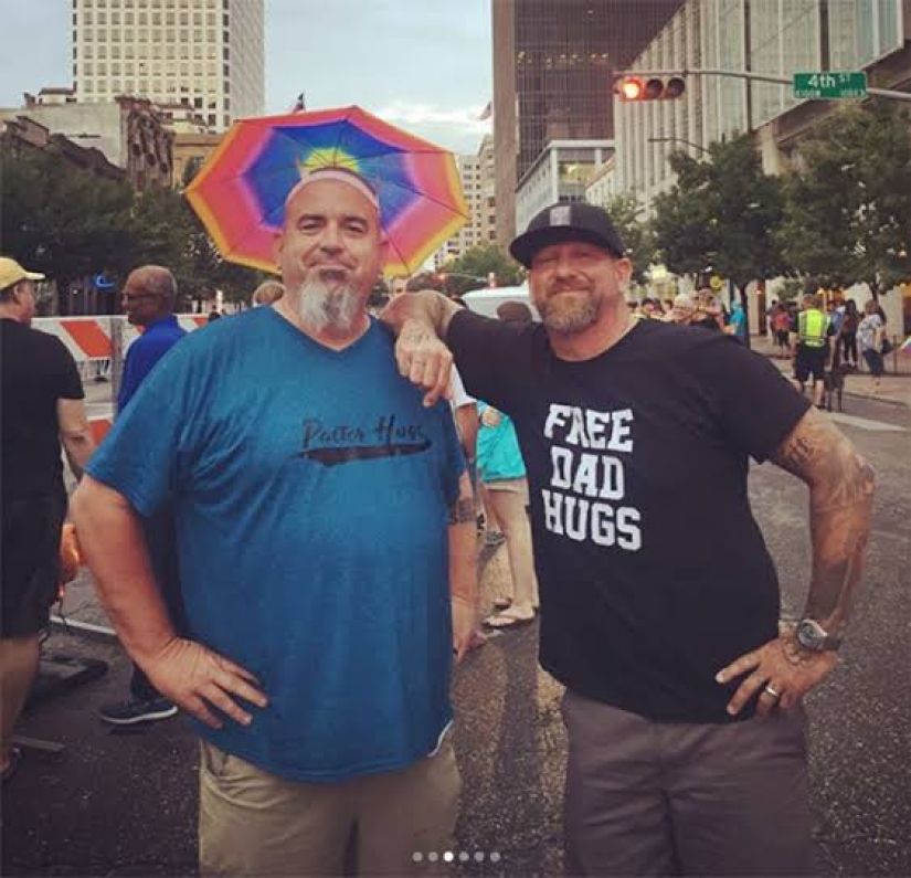 Los abrazos de Batin: un hombre apoyó a los homosexuales consolándolos en un desfile del orgullo gay
