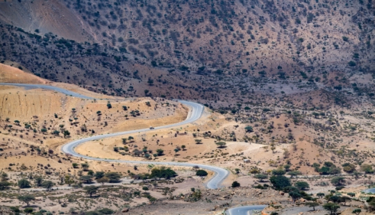 Los chinos están conquistando gradualmente África, construyendo caminos impecables por los que nadie conduce