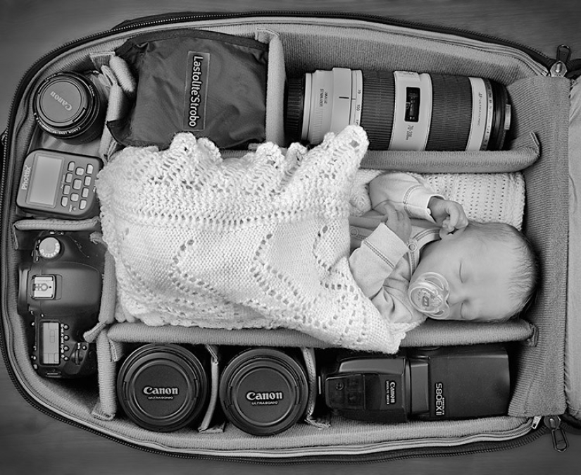 Los fotógrafos toman fotos de sus pequeños hijos en bolsas de fotos