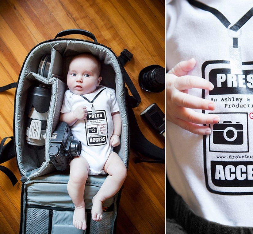 Los fotógrafos toman fotos de sus pequeños hijos en bolsas de fotos