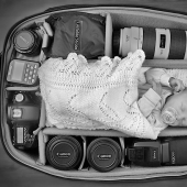 Los fotógrafos toman fotos de sus pequeños hijos en bolsas de fotos