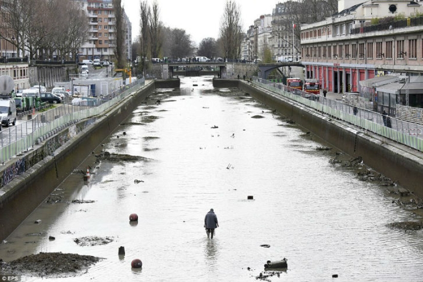 Los franceses drenaron uno de los canales parisinos y encontraron tesoros enteros en el fondo