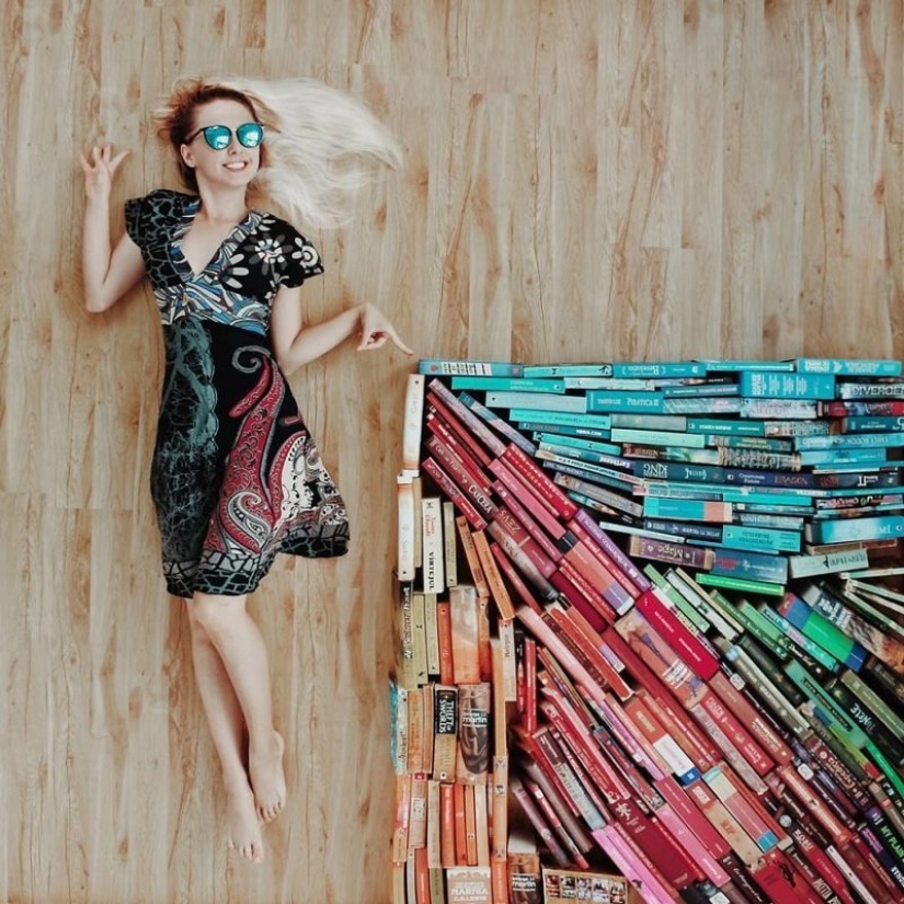 Los libros como arte: una niña realiza coloridas instalaciones de su biblioteca