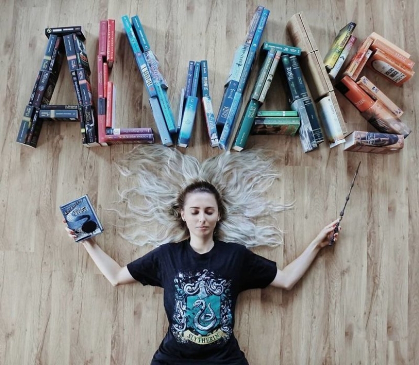 Los libros como arte: una niña realiza coloridas instalaciones de su biblioteca